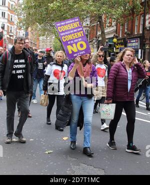 Les manifestants défilent à Leicester Square et tiennent des pancartes de protestation. Mouvement Unite for Freedom - le mouvement anti LockDown, anti-vaccin, anti gouvernement et anti-masque les manifestants, défilent de Hyde Park à Westminster pour leur rassemblement « We Awe the Power ». Protester contre les nouvelles mesures gouvernementales de lutte contre Covid-19. Banque D'Images