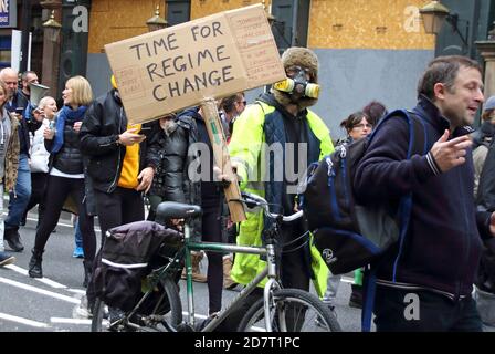 Un homme à vélo est vu portant un écriteau indiquant « l'heure du changement de régime » pendant le mois de mars.Unite for Freedom mouvement - anti LockDown, anti-vaccin, anti-gouvernement et anti-masque les manifestants, défilent de Hyde Park à Westminster pour leur rallye « We a the Power ». Protester contre les nouvelles mesures gouvernementales de lutte contre Covid-19. Banque D'Images