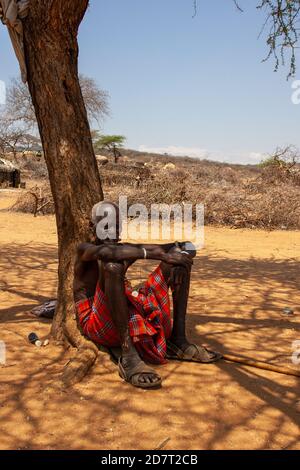 Homme mature de la tribu Samburu. Les Samburu sont un peuple nilotique du centre-nord du Kenya. Les Samburu sont des pasteurs semi-nomades qui élèvent principalement des bovins Banque D'Images