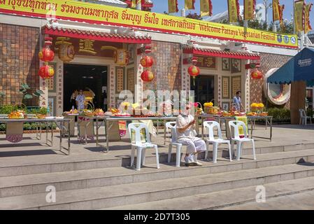 Femme priant seule à un temple chinois Thaïlande Asie du Sud-est Banque D'Images