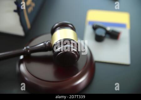 Gavel avec livre de banque et timbre sur le bureau Banque D'Images