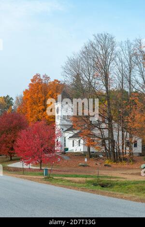 Belle scène d'automne de la petite ville du New Hampshire avec coloré Arbres et église méthodiste en arrière-plan Banque D'Images