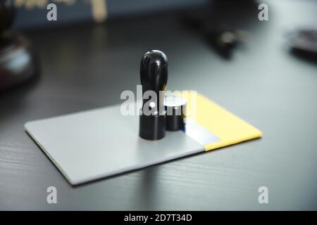 Livre de banque avec timbre sur le bureau Banque D'Images