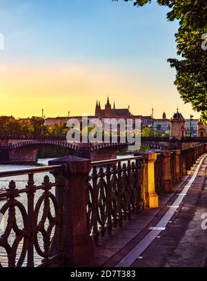 Coucher de soleil sur le château de Prague vu de l'autre côté de la Vltava Banque D'Images