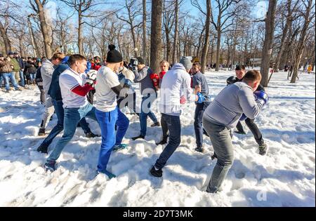 Samara, Russie - 1er mars 2020 : Shrovetide en Russie. Combattants de fisticules au festival de Maslenitsa. Maslenitsa ou Pancake week est l'ancienne Banque D'Images