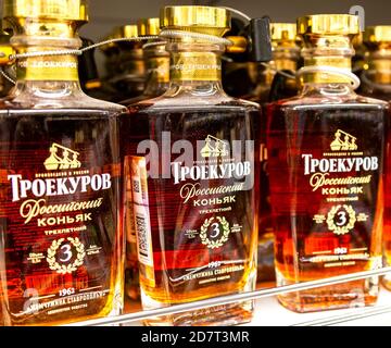 Samara, Russie - 25 janvier 2020 : boissons alcoolisées en bouteille. Russe Troekurov cognac prêt à la vente en magasin Banque D'Images