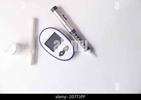 outils de mesure du diabète et stylo d'insuline sur la table Banque D'Images