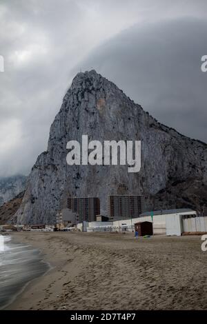 Gibraltar, Royaume-Uni, 2 octobre 2018 : le Rocher de Gibraltar. Gibraltar est un territoire britannique d'outre-mer situé à la pointe sud de l'Espagne. Banque D'Images