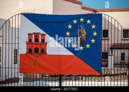 Gibraltar, Royaume-Uni, 2 octobre 2018 : drapeau de Gibraltar, UE et sanctuaire de notre-Dame d'Europe. Gibraltar est un territoire britannique d'outre-mer lo Banque D'Images