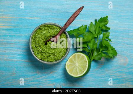 sauce chimichurri au persil (pesto) dans un bol de sauce sur fond de bois. vue d'en haut Banque D'Images