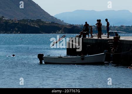 Cefalù, Sicile, Italie, juillet 2020. Scène estivale quotidienne à la plage - petit port Banque D'Images