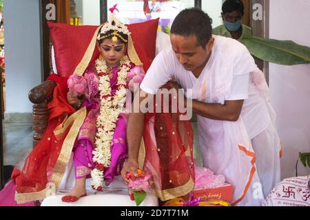 Kalyani, Inde. 24 octobre 2020. Kumari Puja ou l'adoration de fille est faite le neuvième jour (Navami) de Durga Puja. C'est rituel dans lequel la petite fille est adorée comme une incarnation de Shakti (Déesse Durga). C'est l'une des attractions spéciales de Durga Puja et ils célèbrent cette foi comme un culte cérémonieux des jeunes filles comme mère Divine. Les moines vêtus de Saffron exécutent ce rituel où la fille est baignée dans l'eau du ganga et est habillée de saree rouge et jaune et ornée de bijoux. (Photo de Ribhu Chatterjee/Pacific Press) crédit: Pacific Press Media production Corp./Alay Live News Banque D'Images