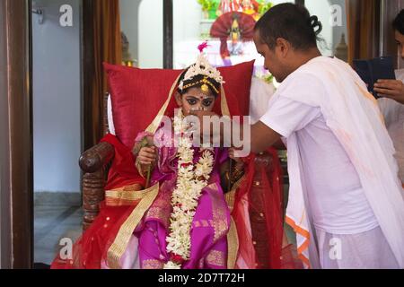 Kalyani, Inde. 24 octobre 2020. Kumari Puja ou l'adoration de fille est faite le neuvième jour (Navami) de Durga Puja. C'est rituel dans lequel la petite fille est adorée comme une incarnation de Shakti (Déesse Durga). C'est l'une des attractions spéciales de Durga Puja et ils célèbrent cette foi comme un culte cérémonieux des jeunes filles comme mère Divine. Les moines vêtus de Saffron exécutent ce rituel où la fille est baignée dans l'eau du ganga et est habillée de saree rouge et jaune et ornée de bijoux. (Photo de Ribhu Chatterjee/Pacific Press) crédit: Pacific Press Media production Corp./Alay Live News Banque D'Images