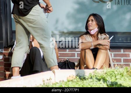 Majadahonda, Espagne. 30 septembre 2020. Melyssa Pinto (personnalité de l'émission de télévision "la Isla de las Tentaciones") vu sortir de Black Shadow Tattoo Studio à Majadahonda, Espagne. Credit: Oscar Gil/Alfa Images/Alay Live News Banque D'Images