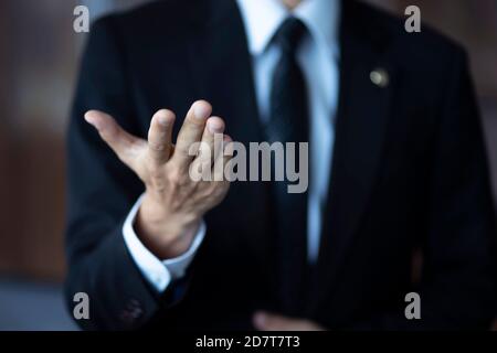 Image rognée de la main de bienvenue de l'avocat Banque D'Images