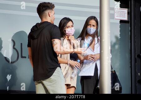 Majadahonda, Espagne. 30 septembre 2020. Melyssa Pinto et Fiama Rodriguez (personnalités de l'émission de télévision "la Isla de las Tentaciones") ont montré sortir de Black Shadow Tattoo Studio à Majadahonda, Espagne. Credit: Oscar Gil/Alfa Images/Alay Live News Banque D'Images