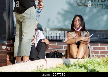 Majadahonda, Espagne. 30 septembre 2020. Melyssa Pinto et Fiama Rodriguez (personnalités de l'émission de télévision "la Isla de las Tentaciones") ont montré sortir de Black Shadow Tattoo Studio à Majadahonda, Espagne. Credit: Oscar Gil/Alfa Images/Alay Live News Banque D'Images