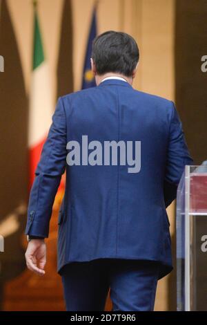 Rome, Italie. 25 octobre 2020. Palazzo Chigi conferenza stampa del Presidente del Consiglio per illustrare il nuovo DPCM sulle nove misure di contrasto alla diffusione della pandemia Covid - 19 coronavirus nella foto Giuseppe Conte (STEFANO CAROFEI/Fotogramma, ROME - 2020-10-25) p.s. la foto e' e' conturer un cuscuatto cuzatto del scuatto, e senza intento diffamatorio del decoro delle persone rappresentate crédit: Agence de photo indépendante/Alamy Live News Banque D'Images