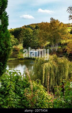 joli jardin privé avec lac et cabane à bergers en automne Banque D'Images