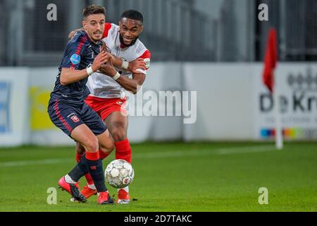UTRECHT, PAYS-BAS - OCTOBRE 24 : Julio Pleguezuelo du FC Twente, Moussa Sylla du FC Utrecht lors du match néerlandais Eredivisiie entre le FC Utrecht et le FC Twente au stade Galgenwaard le 24 octobre 2020 à Utrecht, pays-Bas (photo de Gerrit van Keulen/Orange Pictures) Banque D'Images