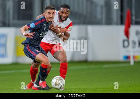 UTRECHT, PAYS-BAS - OCTOBRE 24 : Julio Pleguezuelo du FC Twente, Moussa Sylla du FC Utrecht lors du match néerlandais Eredivisiie entre le FC Utrecht et le FC Twente au stade Galgenwaard le 24 octobre 2020 à Utrecht, pays-Bas (photo de Gerrit van Keulen/Orange Pictures) Banque D'Images