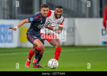 UTRECHT, PAYS-BAS - OCTOBRE 24 : Julio Pleguezuelo du FC Twente, Moussa Sylla du FC Utrecht lors du match néerlandais Eredivisiie entre le FC Utrecht et le FC Twente au stade Galgenwaard le 24 octobre 2020 à Utrecht, pays-Bas (photo de Gerrit van Keulen/Orange Pictures) Banque D'Images