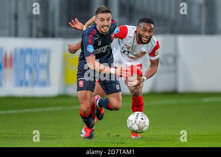 UTRECHT, PAYS-BAS - OCTOBRE 24 : Julio Pleguezuelo du FC Twente, Moussa Sylla du FC Utrecht lors du match néerlandais Eredivisiie entre le FC Utrecht et le FC Twente au stade Galgenwaard le 24 octobre 2020 à Utrecht, pays-Bas (photo de Gerrit van Keulen/Orange Pictures) Banque D'Images