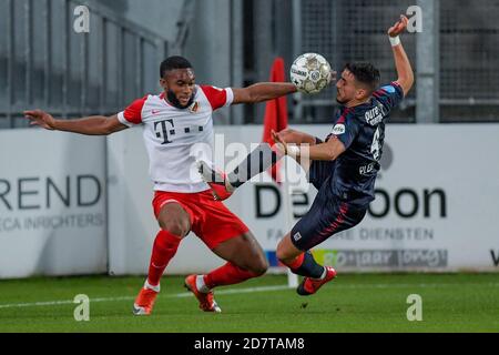 UTRECHT, PAYS-BAS - OCTOBRE 24 : Moussa Sylla du FC Utrecht, Julio Pleguezuelo du FC Twente pendant le match néerlandais Eredivisiie entre le FC Utrecht et le FC Twente au stade Galgenwaard, le 24 octobre 2020 à Utrecht, pays-Bas (photo de Gerrit van Keulen/Orange Pictures) Banque D'Images