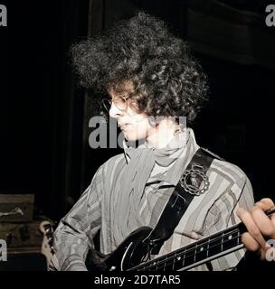 Noel Redding von der Band Jimi Hendrix Experience, BEI einem Soundcheck vor dem Konzert im Saville Theatre à Londres, Großbritannien 1967. Noel Redding du groupe Jimi Hendrix Experience, faisant la vérification sonore avant de jouer au Saville Theatre à Londres, Royaume-Uni 1967. Banque D'Images