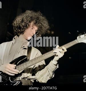 Noel Redding von der Band Jimi Hendrix Experience, BEI einem Soundcheck vor dem Konzert im Saville Theatre à Londres, Großbritannien 1967. Noel Redding du groupe Jimi Hendrix Experience, faisant la vérification sonore avant de jouer au Saville Theatre à Londres, Royaume-Uni 1967. Banque D'Images