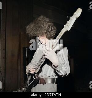 Noel Redding von der Band Jimi Hendrix Experience, BEI einem Soundcheck vor dem Konzert im Saville Theatre à Londres, Großbritannien 1967. Noel Redding du groupe Jimi Hendrix Experience, faisant la vérification sonore avant de jouer au Saville Theatre à Londres, Royaume-Uni 1967. Banque D'Images