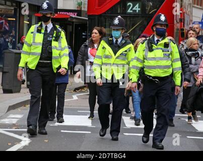 Des officiers portant des masques de protection patrouillent sur la route de la marche.avec un certain nombre de manifestations prévues dans la capitale ce week-end, la police métropolitaine a mobilisé des effectifs de tous les quartiers. Groupe de soutien territorial (TSG) l'unité opérationnelle de l'ordre public, la police montée, les motos et autres véhicules du met, ainsi qu'un grand nombre d'agents à pied. Banque D'Images