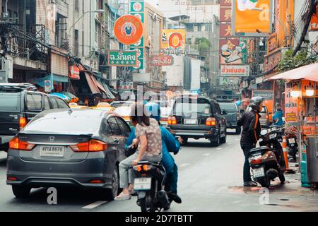 BANGKOK, THAÏLANDE - 8 octobre 2020 : style de vie urbain sur la route de Yaowarat, chinatown de Bangkok, la route de Yaowarat est le centre de la ville de Chine à Bangkok Banque D'Images