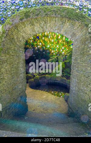 Coloré Bottle's Westonbury Mill Water Gardens, Herefordshire Royaume-Uni. Septembre 2020. Banque D'Images