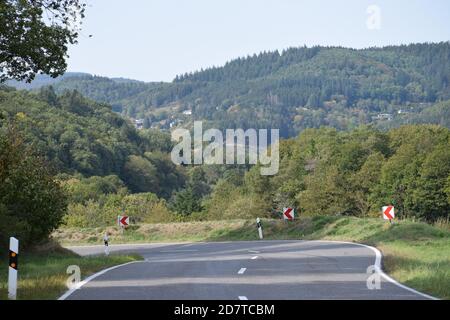 Route sinueuse dans l'Eifel près d'Adenau Banque D'Images