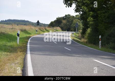 Route sinueuse dans l'Eifel près d'Adenau Banque D'Images