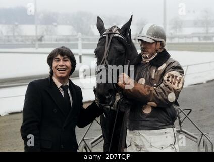 Roy Black, deutscher Schlagersänger und Schauspieler, auf der Pferderennbahn à Hambourg Horn, Deutschland Mitte 1980er Jahre. Chanteur allemand schlager et acteur Roy Black à l'hippodrome de Hambourg Horn, Gemany mi-1980. Banque D'Images