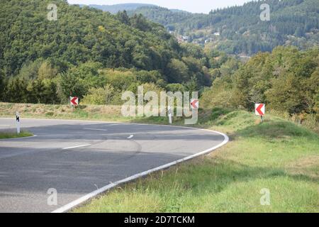Route sinueuse dans l'Eifel près d'Adenau Banque D'Images