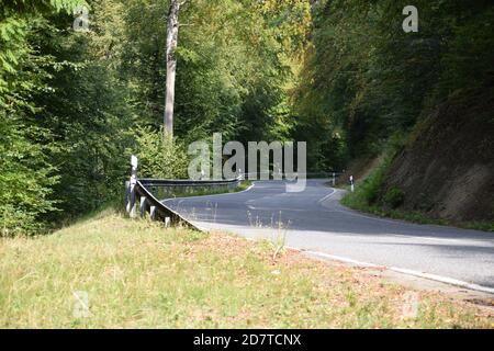 Route sinueuse dans l'Eifel près d'Adenau Banque D'Images