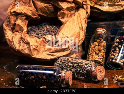 durée de vie des bouteilles et des sacs en papier avec épices et herbes Banque D'Images