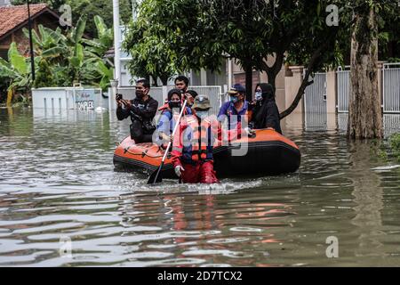 Bogor, Indonésie. 25 octobre 2020. Une équipe de secours a vu évacuer les résidents de leurs maisons inondées à Bogor, à Java-Ouest, le 25 octobre 2020. (Photo par Aditya Saputra/INA photo Agency/Sipa USA) crédit: SIPA USA/Alay Live News Banque D'Images