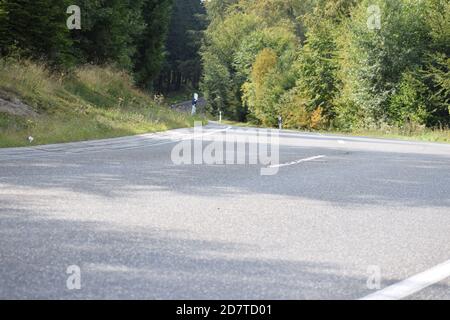 Route sinueuse dans l'Eifel près d'Adenau Banque D'Images