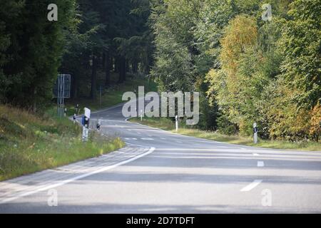 Route sinueuse dans l'Eifel près d'Adenau Banque D'Images