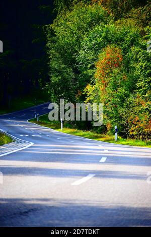 Route sinueuse dans l'Eifel près d'Adenau Banque D'Images