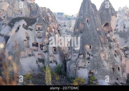 Anciennes maisons de grottes sculptées dans des tufs volcaniques. Banque D'Images