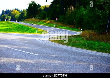 Route sinueuse dans l'Eifel près d'Adenau Banque D'Images