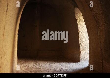 Tunnel dans la grotte dans la ville souterraine de Cappadoce. Banque D'Images