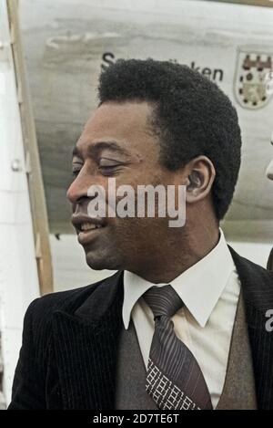 Pele, brasilianischer Fußbalbspieler, verläßt die Lufthansa Maschine 'Saarbrücken' nach der Ankunft auf dem Rollfeld vom Flughafen Hamburg, Deutschland 1981. Le joueur brésilien de football Pele quitte l'avion de Lufthansa après l'arrivée à l'aéroport de Hambourg, Allemagne 1981. Banque D'Images