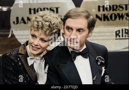 Harald Juhnke, deutscher Schauspieler, Sänger und Entertainer, mit Kollegin Barbara Schöne, Deutschland um 1980. Acteur, chanteur et artiste allemand Harald Juhnke, avec Barbara Schoene, Allemagne vers 1980. Banque D'Images