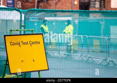 Le centre de test de Yellow Covid signe à Leamington Spa, Warwickshire, Royaume-Uni Banque D'Images